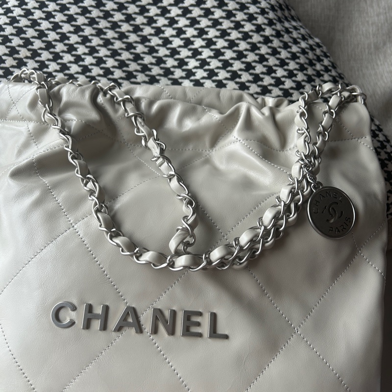 CHANEL 22 小號淡灰銀-2