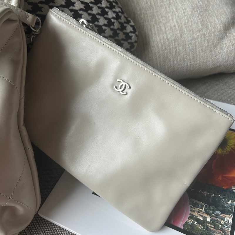 CHANEL 22 小號淡灰銀-4