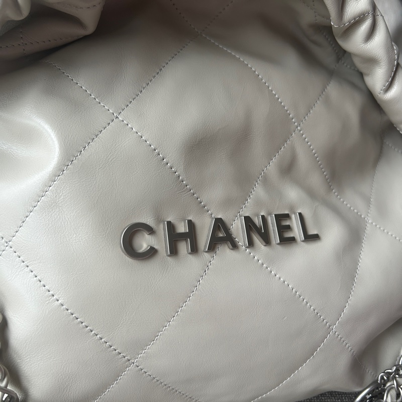 CHANEL 22 小號淡灰銀-5