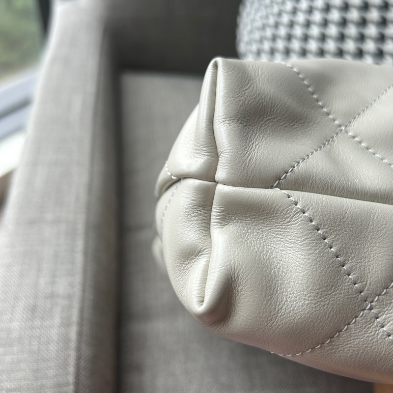 CHANEL 22 小號淡灰銀-11