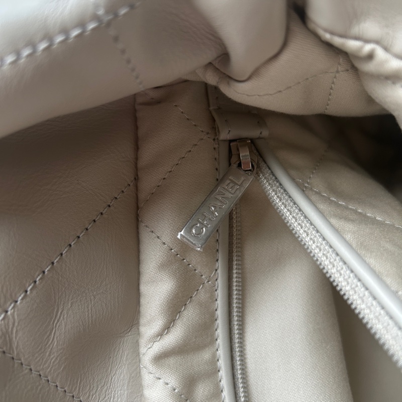 CHANEL 22 小號淡灰銀-18