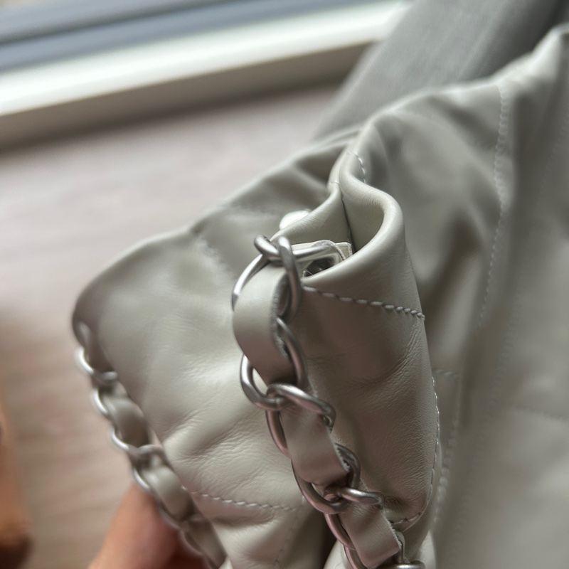 CHANEL 22 小號淡灰銀-19