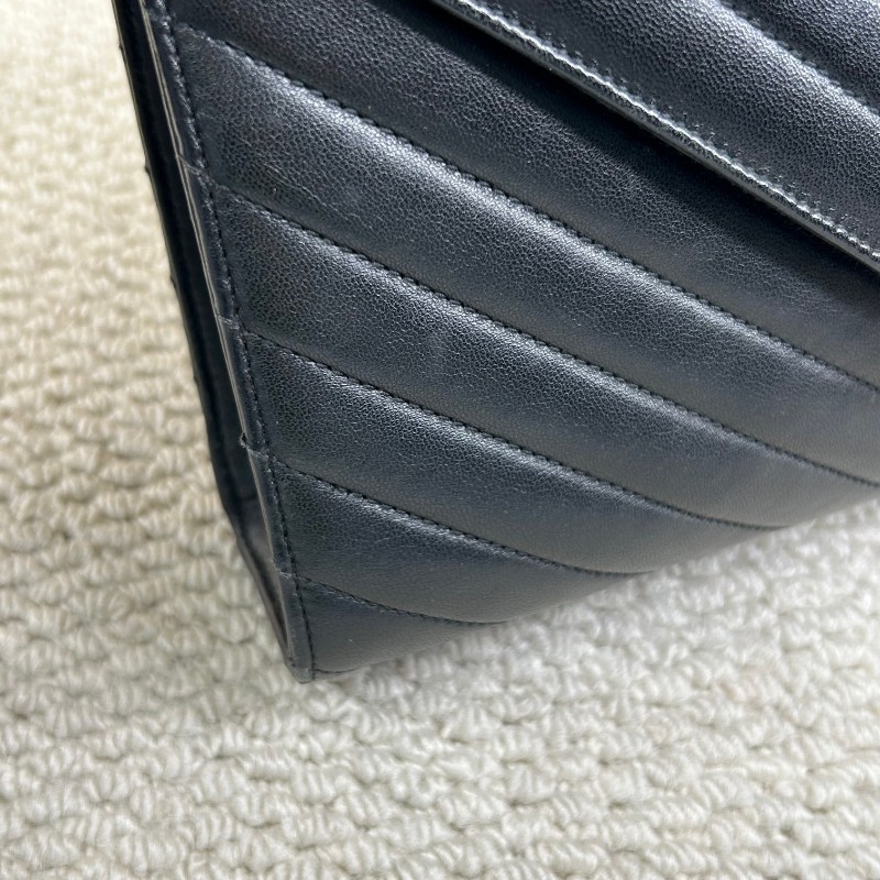 YSL聖羅蘭黑金V紋信封包郵差包 鏈條肩帶可單肩可斜挎 容量實用 適合日常使用-11