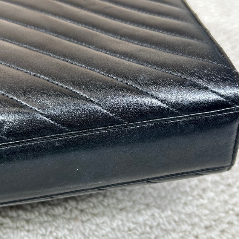 YSL聖羅蘭黑金V紋信封包郵差包 鏈條肩帶可單肩可斜挎 容量實用 適合日常使用-17