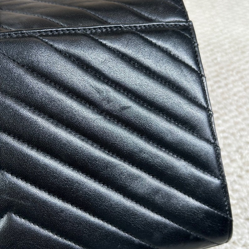 YSL聖羅蘭黑金V紋信封包郵差包 鏈條肩帶可單肩可斜挎 容量實用 適合日常使用-19