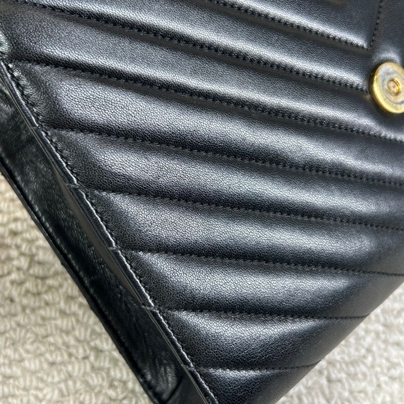 YSL聖羅蘭黑金V紋信封包郵差包 鏈條肩帶可單肩可斜挎 容量實用 適合日常使用-25