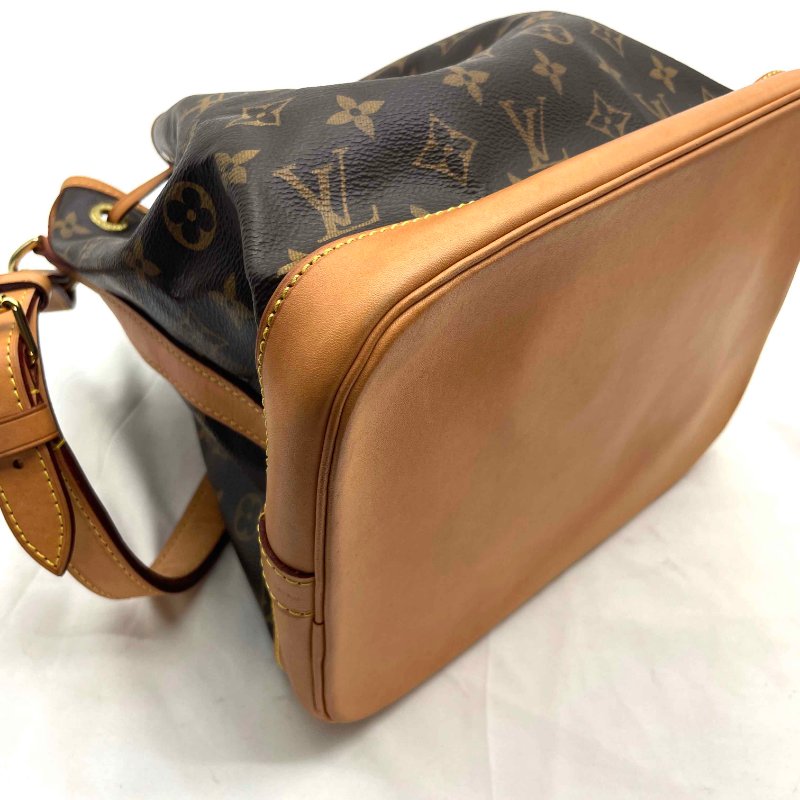 LV 字紋中款水桶包-3