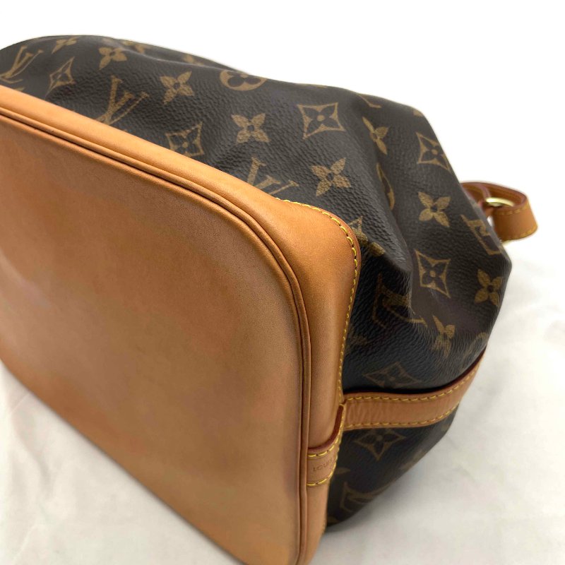 LV 字紋中款水桶包-4