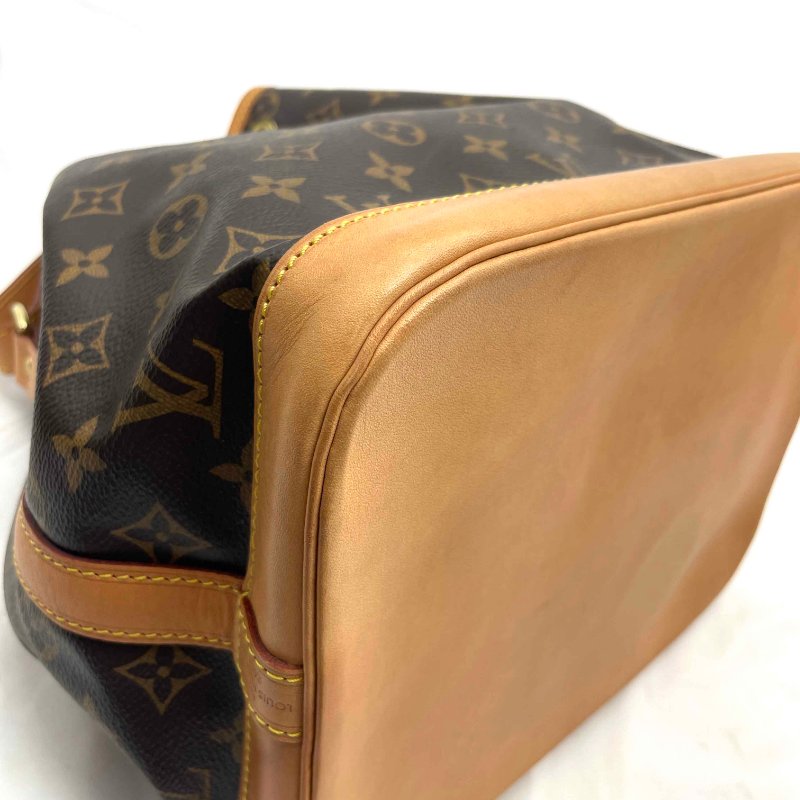 LV 字紋中款水桶包-5