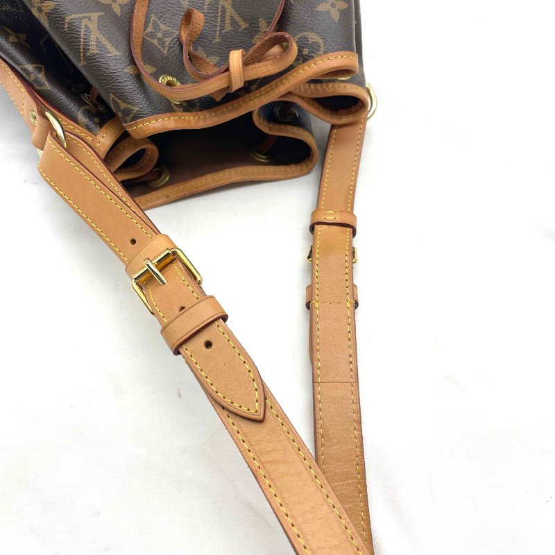 LV 字紋中款水桶包-8