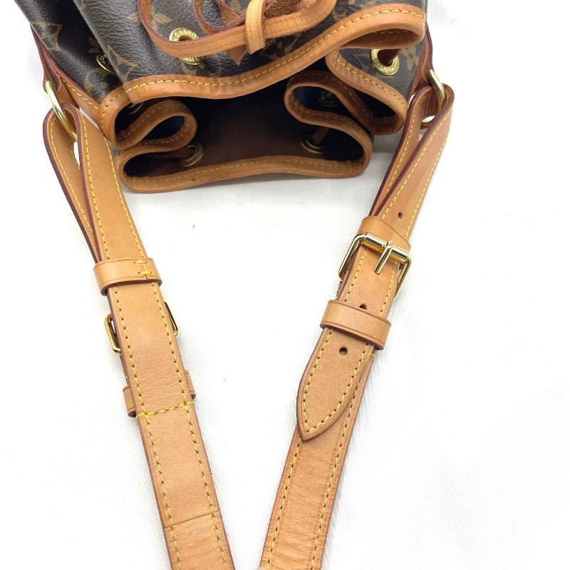 LV 字紋中款水桶包-9