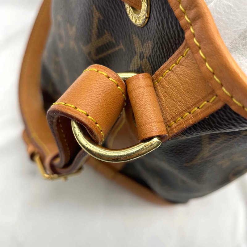 LV 字紋中款水桶包-10