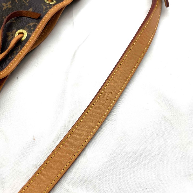 LV 字紋中款水桶包-11