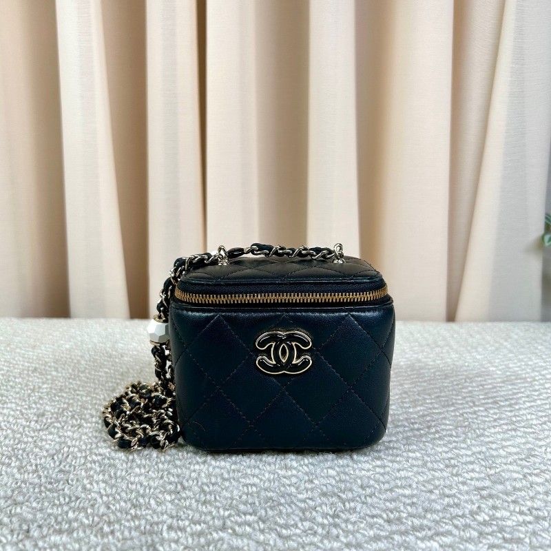 Chanel香奈兒黑金鏈條化妝盒子包 琺瑯雙C愛心扣 黑色羊皮 鏈條設計精緻-0