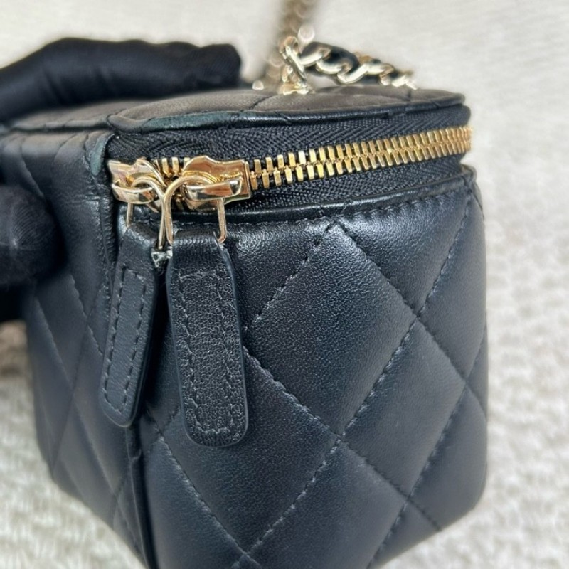 Chanel香奈兒黑金鏈條化妝盒子包 琺瑯雙C愛心扣 黑色羊皮 鏈條設計精緻-21