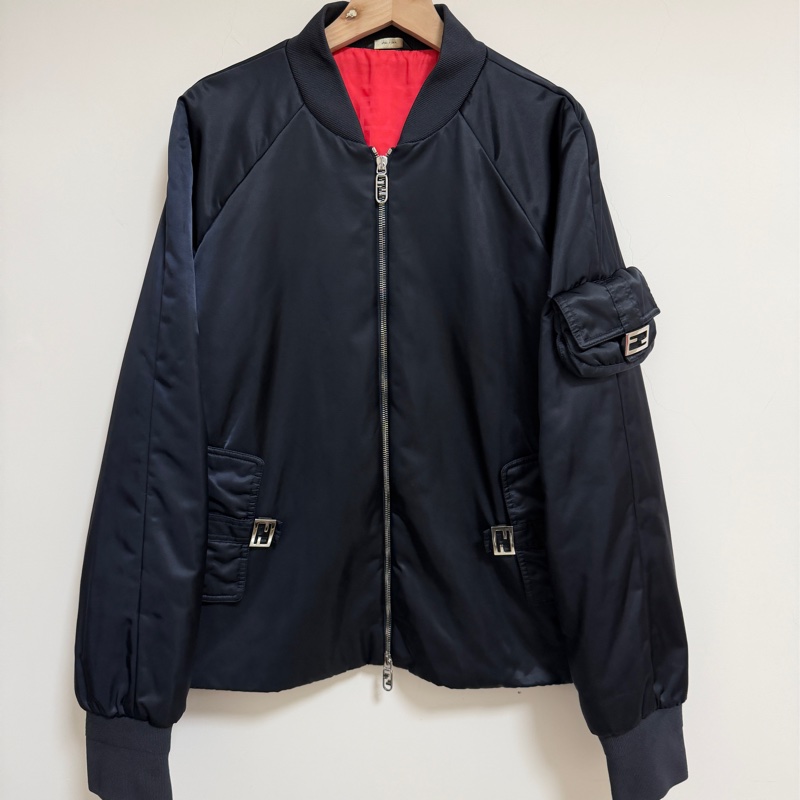 Fendi基本款男生法棍包飛行員外套 原價近10萬-0