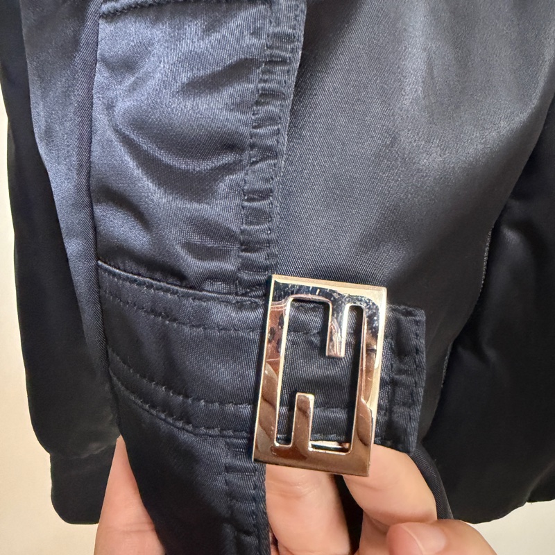 Fendi基本款男生法棍包飛行員外套 原價近10萬-2