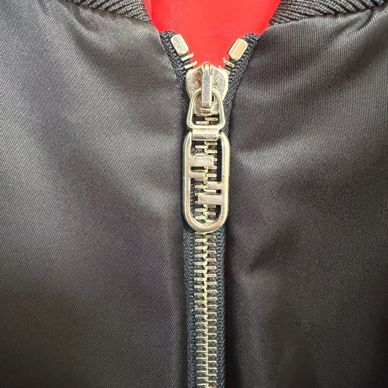 Fendi基本款男生法棍包飛行員外套 原價近10萬-3