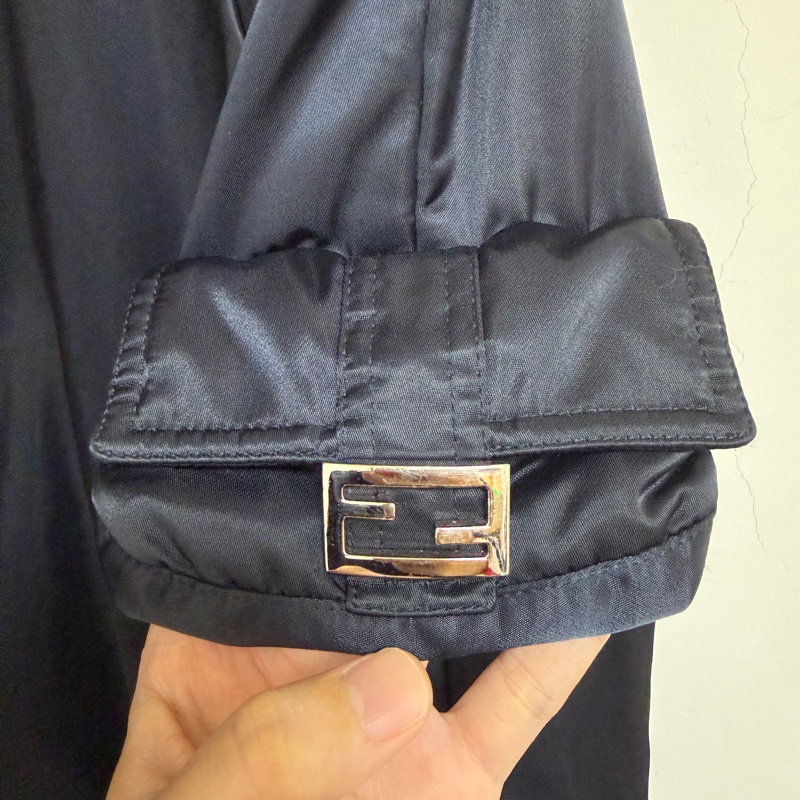 Fendi基本款男生法棍包飛行員外套 原價近10萬-4