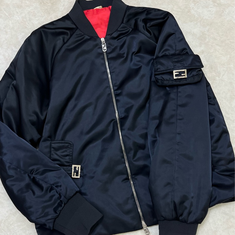 Fendi基本款男生法棍包飛行員外套 原價近10萬-0