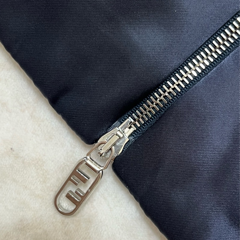 Fendi基本款男生法棍包飛行員外套 原價近10萬-4