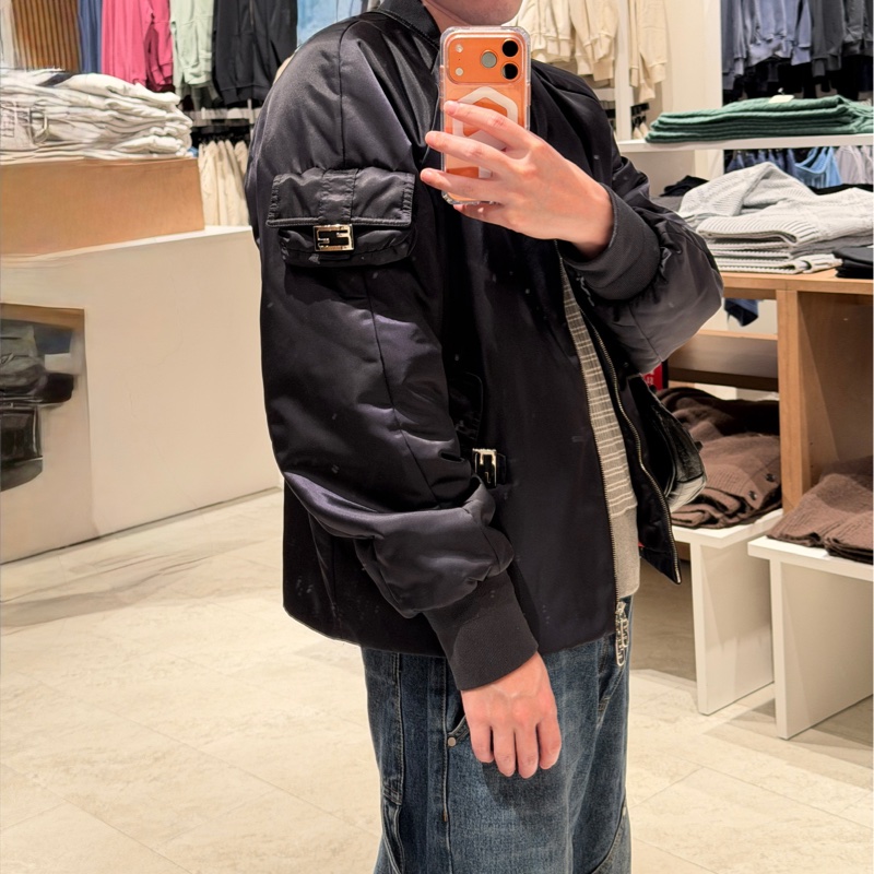 Fendi基本款男生法棍包飛行員外套 原價近10萬-14