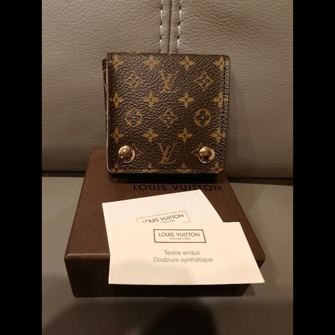 日本帶回近新品LV老花首飾盒
近新，閒置品
絕版貨，附盒裝
本人興趣收藏日本狀況不錯的中古vintage,如果你要求跟新品一樣狀況，請勿下標，謝謝
狀況跟照片一樣