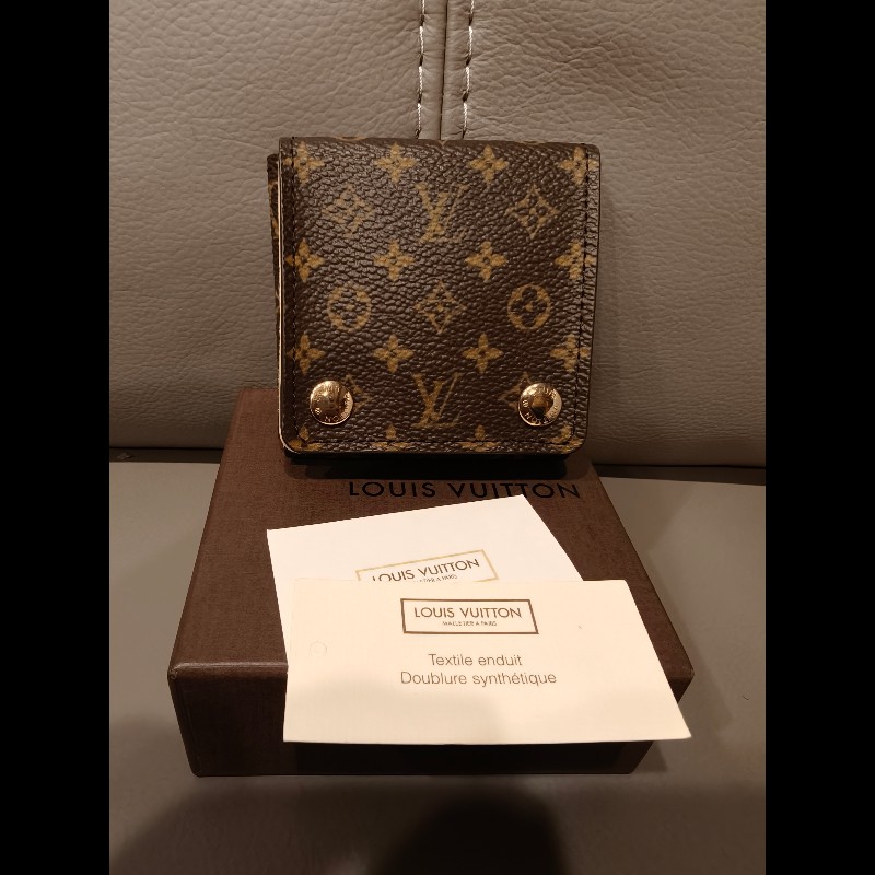 日本帶回近新品LV老花首飾盒
近新，閒置品
絕版貨，附盒裝
本人興趣收藏日本狀況不錯的中古vintage,如果你要求跟新品一樣狀況，請勿下標，謝謝
狀況跟照片一樣-0