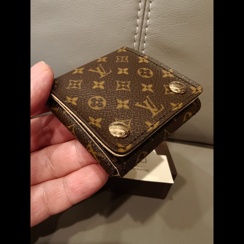 日本帶回近新品LV老花首飾盒
近新，閒置品
絕版貨，附盒裝
本人興趣收藏日本狀況不錯的中古vintage,如果你要求跟新品一樣狀況，請勿下標，謝謝
狀況跟照片一樣-2