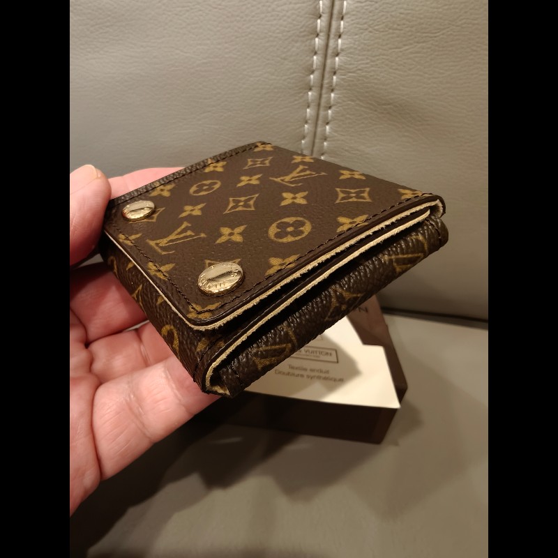 日本帶回近新品LV老花首飾盒
近新，閒置品
絕版貨，附盒裝
本人興趣收藏日本狀況不錯的中古vintage,如果你要求跟新品一樣狀況，請勿下標，謝謝
狀況跟照片一樣-3