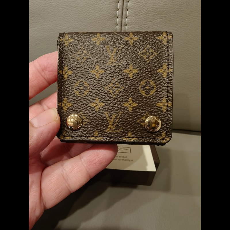 日本帶回近新品LV老花首飾盒
近新，閒置品
絕版貨，附盒裝
本人興趣收藏日本狀況不錯的中古vintage,如果你要求跟新品一樣狀況，請勿下標，謝謝
狀況跟照片一樣-4