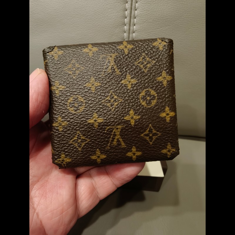 日本帶回近新品LV老花首飾盒
近新，閒置品
絕版貨，附盒裝
本人興趣收藏日本狀況不錯的中古vintage,如果你要求跟新品一樣狀況，請勿下標，謝謝
狀況跟照片一樣-5