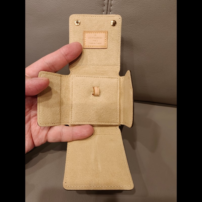 日本帶回近新品LV老花首飾盒
近新，閒置品
絕版貨，附盒裝
本人興趣收藏日本狀況不錯的中古vintage,如果你要求跟新品一樣狀況，請勿下標，謝謝
狀況跟照片一樣-6