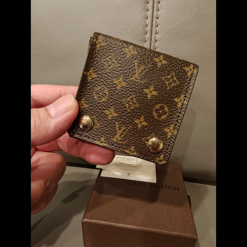 日本帶回近新品LV老花首飾盒
近新，閒置品
絕版貨，附盒裝
本人興趣收藏日本狀況不錯的中古vintage,如果你要求跟新品一樣狀況，請勿下標，謝謝
狀況跟照片一樣-9