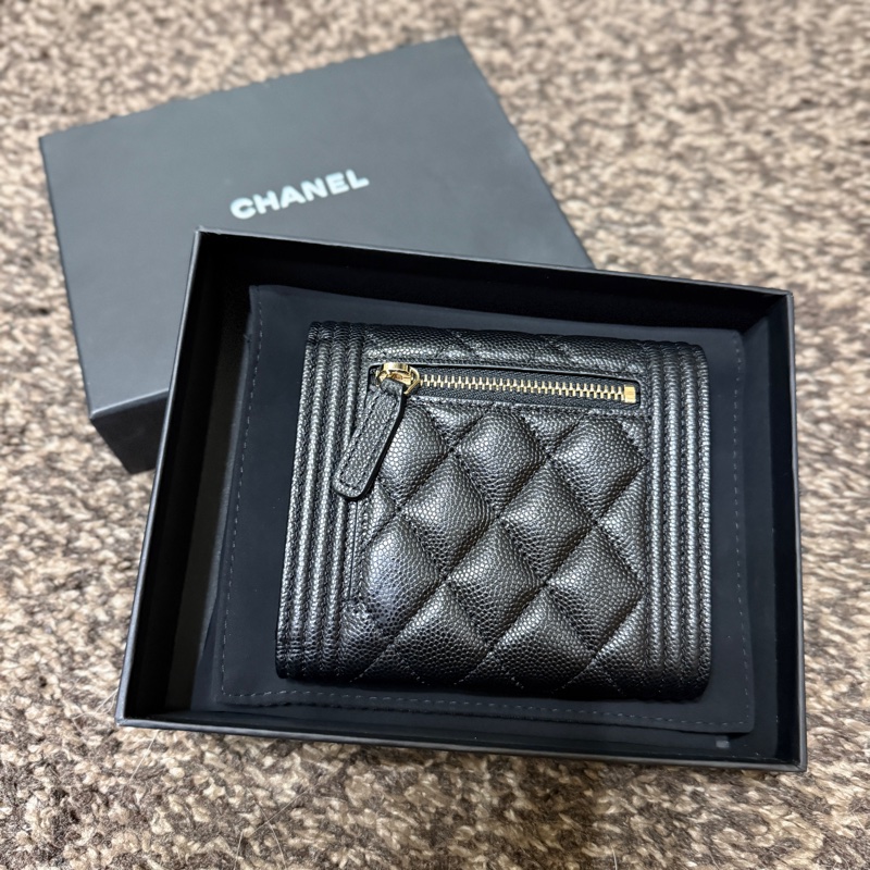 CHANEL香奈兒荔枝牛皮BOY系列暗釦短夾黑金-1