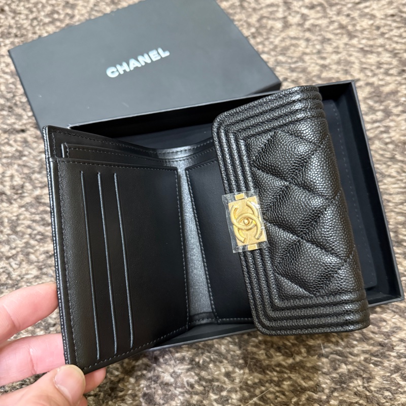 CHANEL香奈兒荔枝牛皮BOY系列暗釦短夾黑金-2