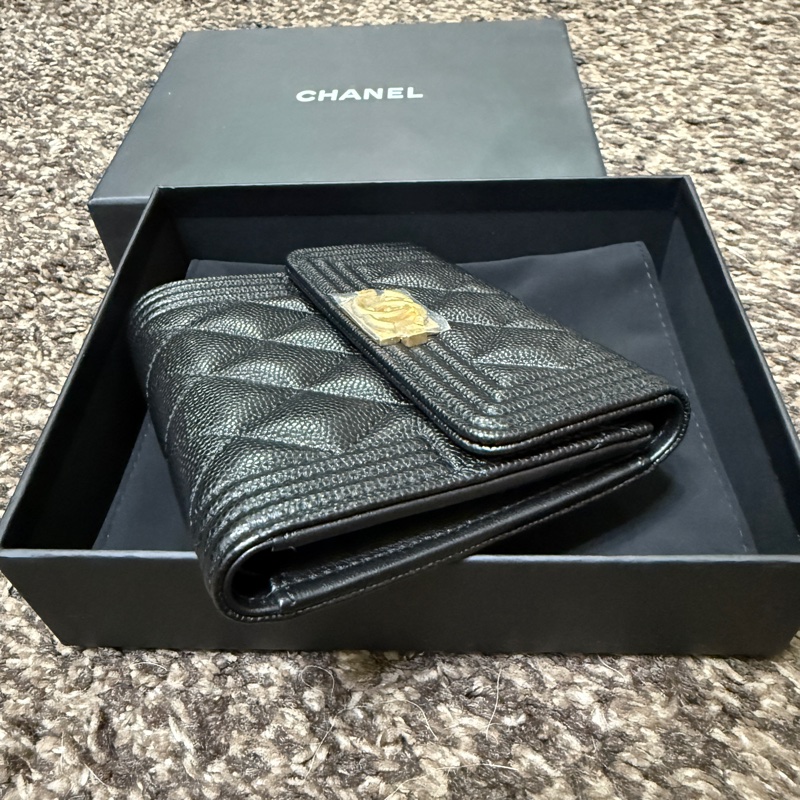 CHANEL香奈兒荔枝牛皮BOY系列暗釦短夾黑金-4