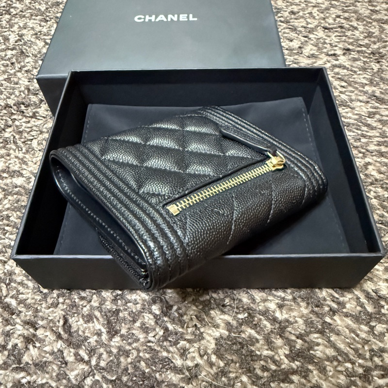 CHANEL香奈兒荔枝牛皮BOY系列暗釦短夾黑金-5