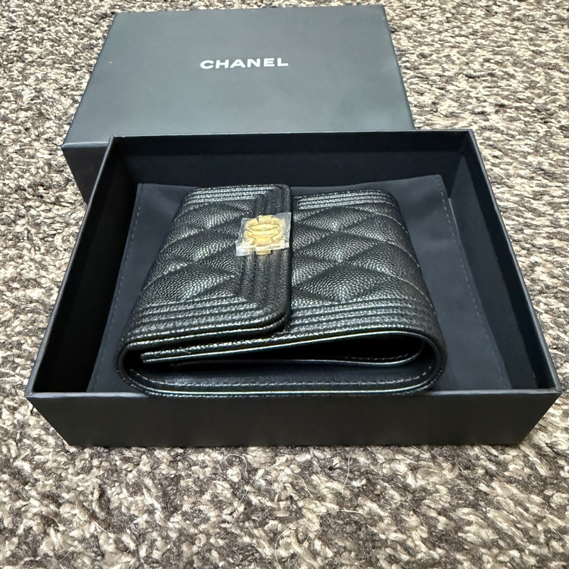 CHANEL香奈兒荔枝牛皮BOY系列暗釦短夾黑金-6