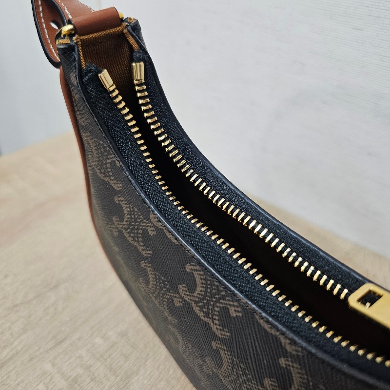 [新年回饋出清🧧] Celine凱旋門AvaTriomphe Mini半月手提包-13