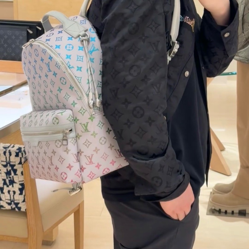 LV新款 漸變彩虹音符灰三彩後背包牛皮 灰白老花芯片款28*36*16 全新閒置配件塵袋-0