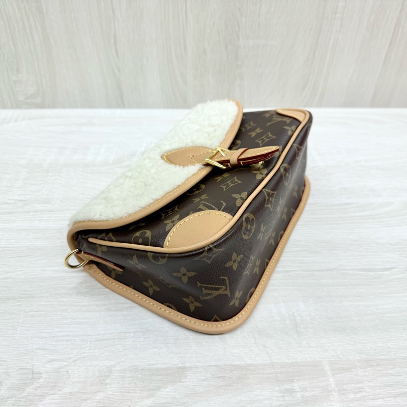 LV原花拚白色羊羔毛Diane下蓋肩側背包M46317-6