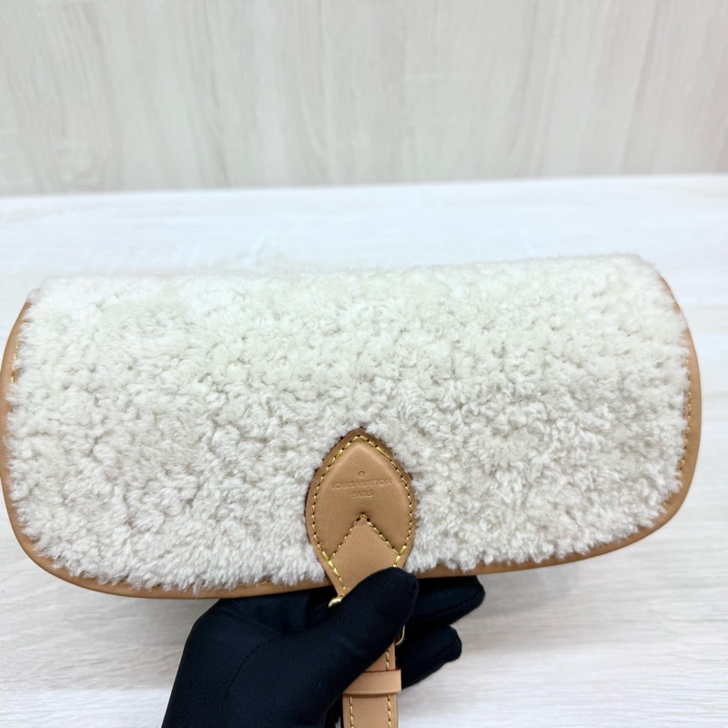 LV原花拚白色羊羔毛Diane下蓋肩側背包M46317-8