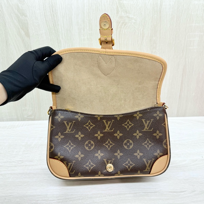 LV原花拚白色羊羔毛Diane下蓋肩側背包M46317-10