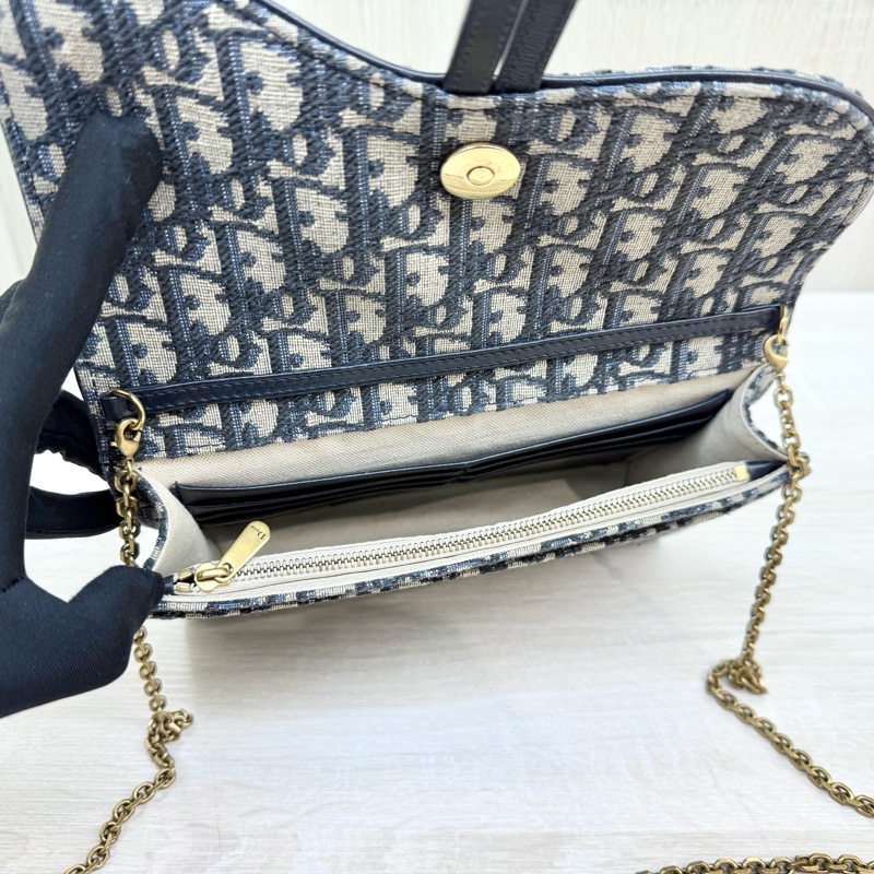 DIOR藍色緹花布Saddle中型下蓋磁吸WOC S5907CTZQ-7