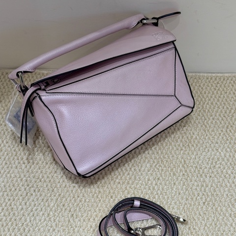 97新Loewe/羅意威 幾何粉色puzzle小號 這個顏色也太嗲太仙女了吧，趙露思等明星同款！