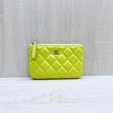 CHANEL螢光黃羊皮銀釦一字拉鏈零錢包A82365