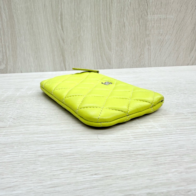 CHANEL螢光黃羊皮銀釦一字拉鏈零錢包A82365-2