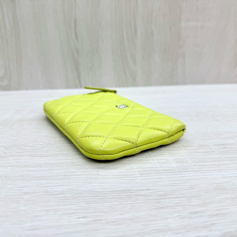 CHANEL螢光黃羊皮銀釦一字拉鏈零錢包A82365-3