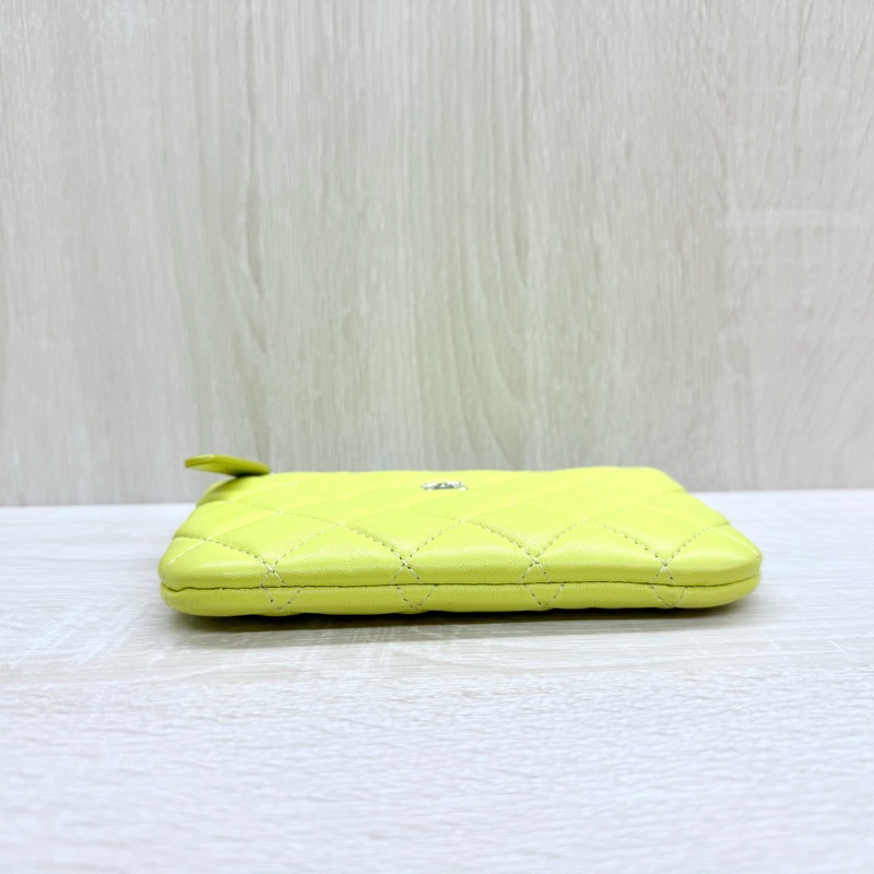 CHANEL螢光黃羊皮銀釦一字拉鏈零錢包A82365-4